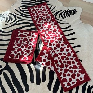 Embroidered Hearts 6 Placemats & 2 Table Runners